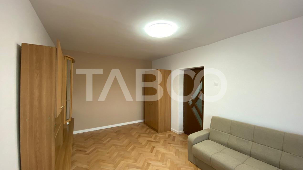 Apartament decomandat de inchiriat 2 camere 56 mpu si balcon 6 mp 
