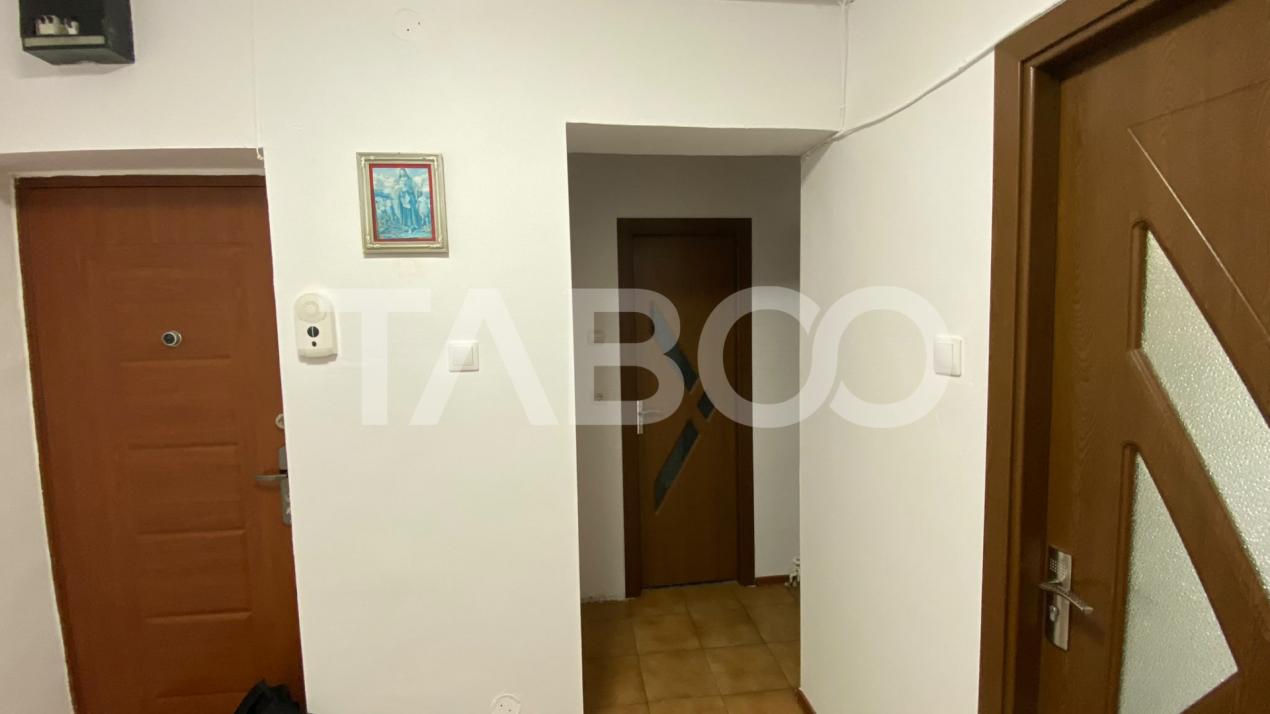 Apartament decomandat de inchiriat 2 camere 56 mpu si balcon 6 mp 