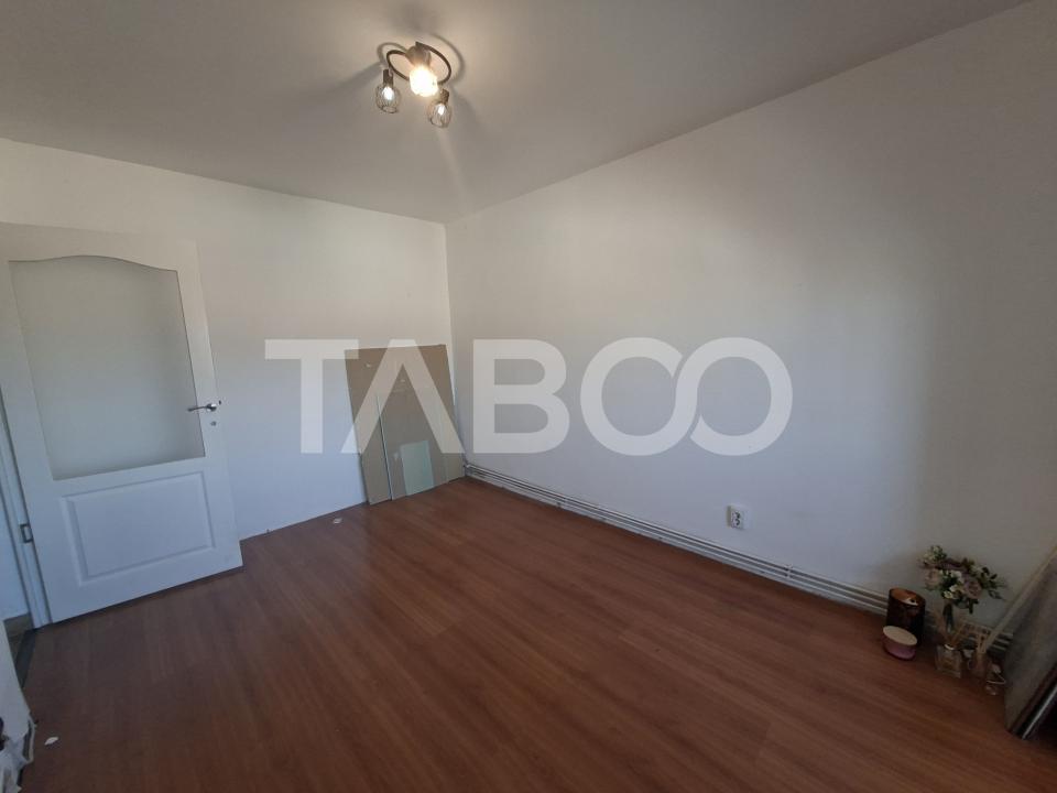 Apartament decomandat de vanzare 2 camere Strand etaj 4 acoperis