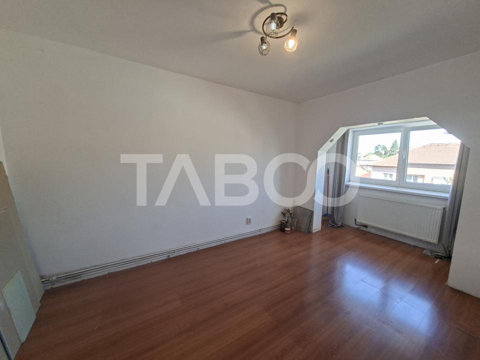 Apartament decomandat de vanzare 2 camere Strand etaj 4 acoperis