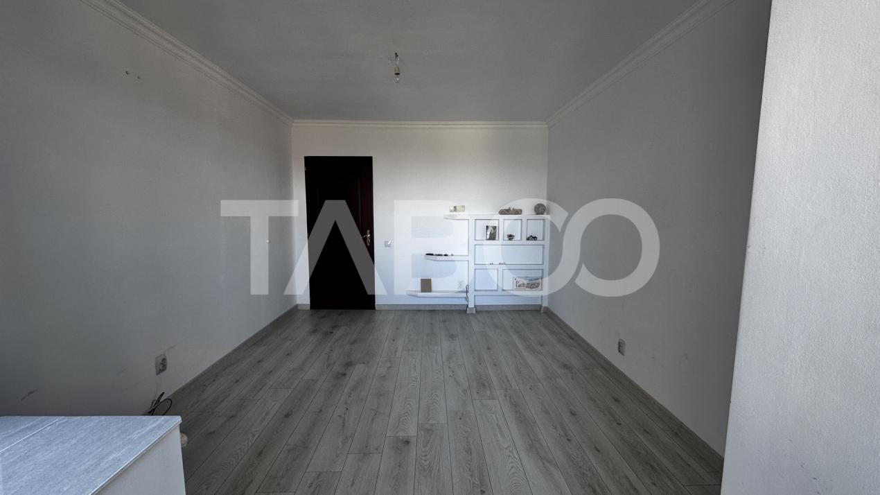 Apartament decomandat de vanzare 3 camere 50 mpu cu balcon Cisnadie