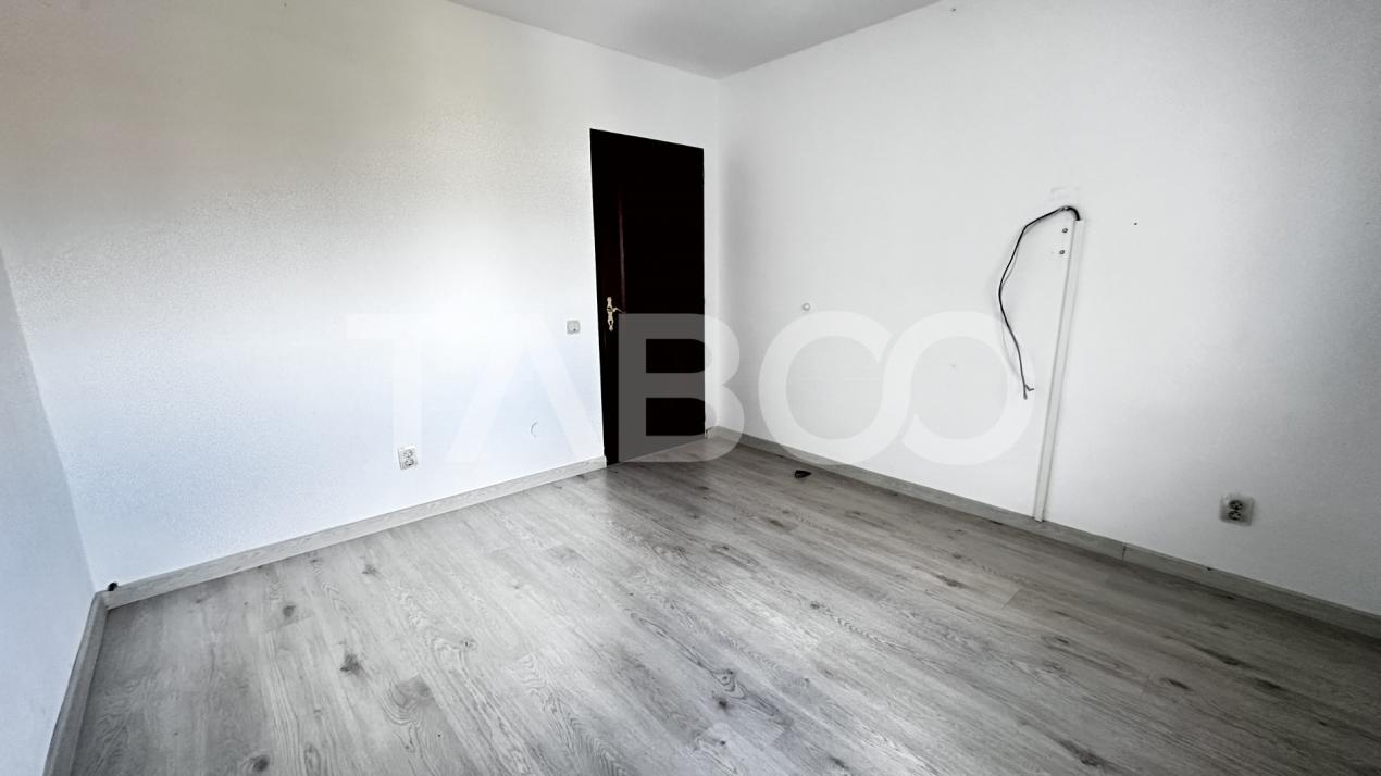 Apartament decomandat de vanzare 3 camere 50 mpu cu balcon Cisnadie