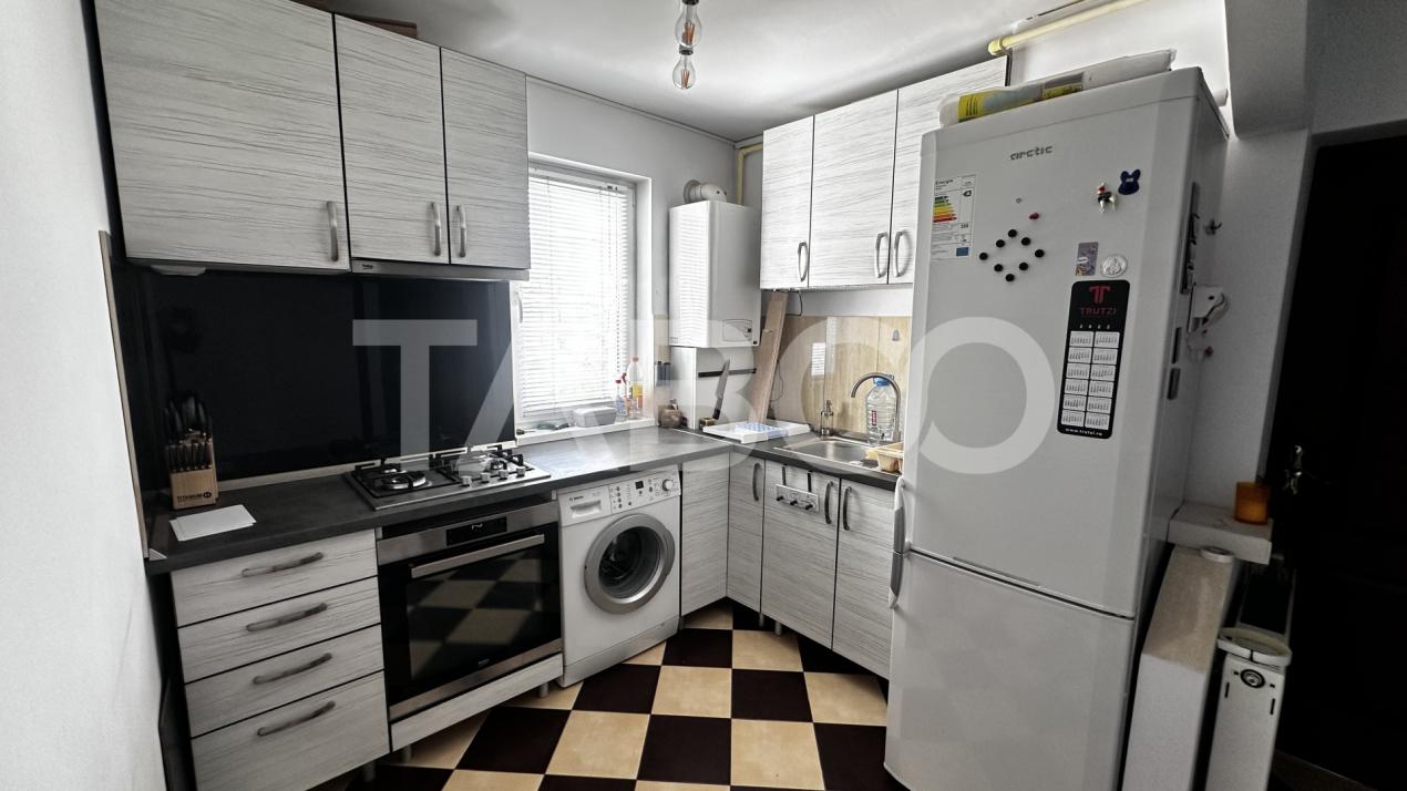 Apartament decomandat de vanzare 3 camere 50 mpu cu balcon Cisnadie