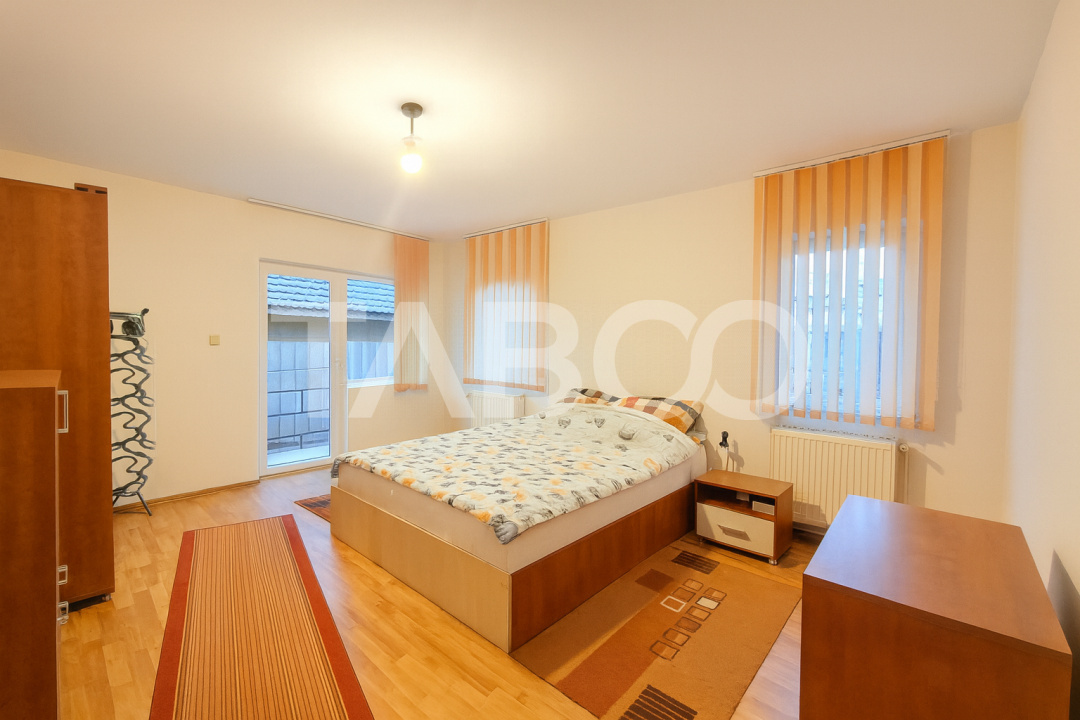 Apartament decomandat de vanzare 3 camere balcon parcare si curte