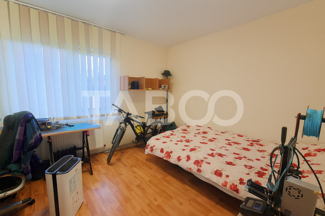 Apartament decomandat de vanzare 3 camere balcon parcare si curte