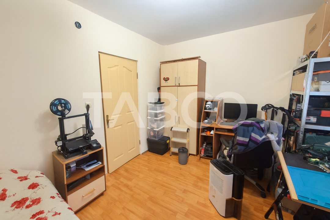 Apartament decomandat de vanzare 3 camere balcon parcare si curte