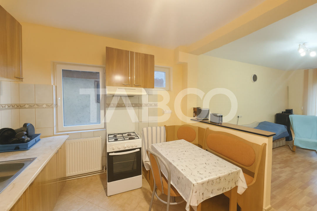 Apartament decomandat de vanzare 3 camere balcon parcare si curte