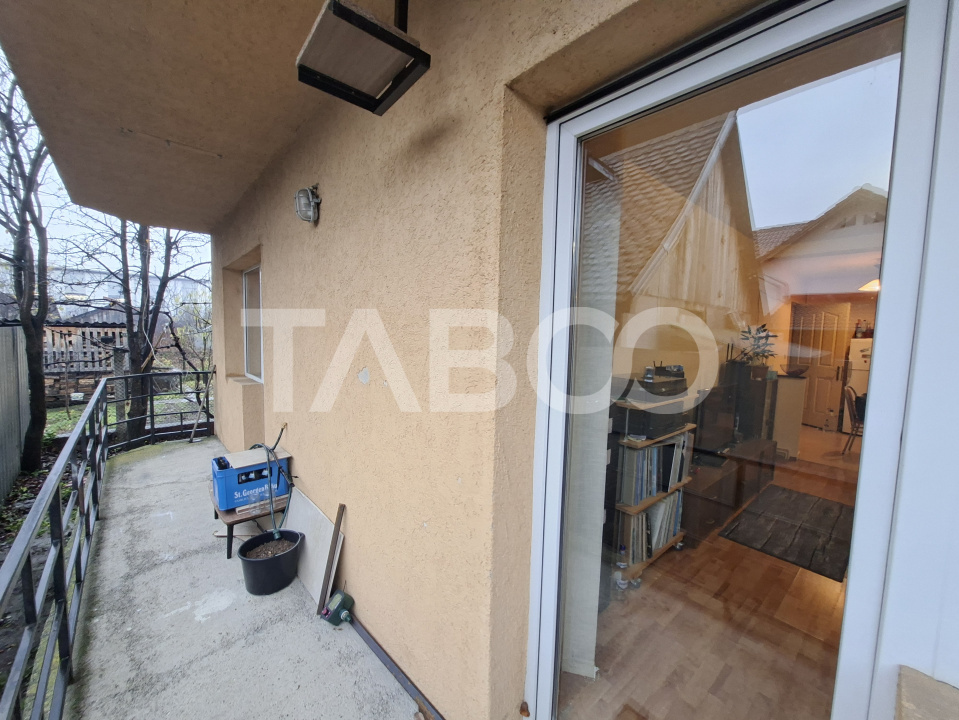Apartament decomandat de vanzare 3 camere balcon parcare si curte