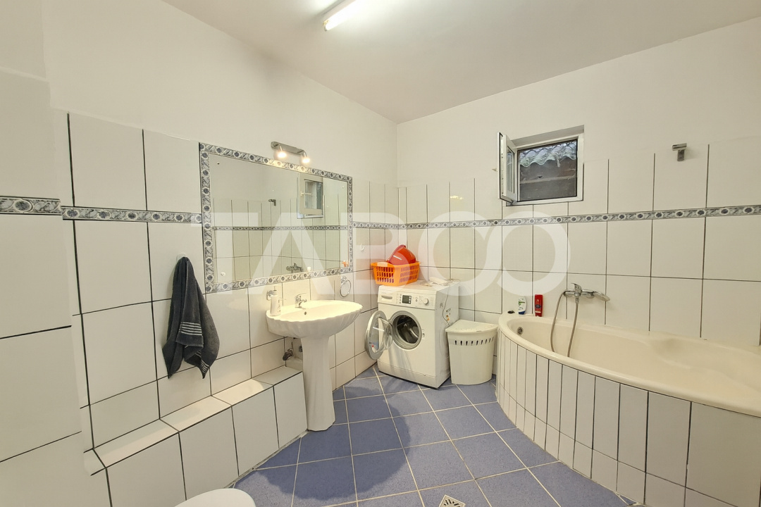 Apartament decomandat de vanzare 3 camere balcon parcare si curte