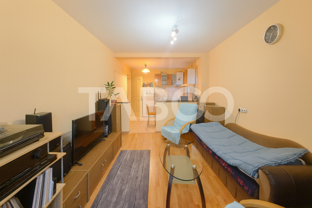 Apartament decomandat de vanzare 3 camere balcon parcare si curte