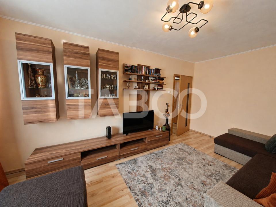Apartament decomandat de vanzare 3 camere pivnita Vasile Aaron