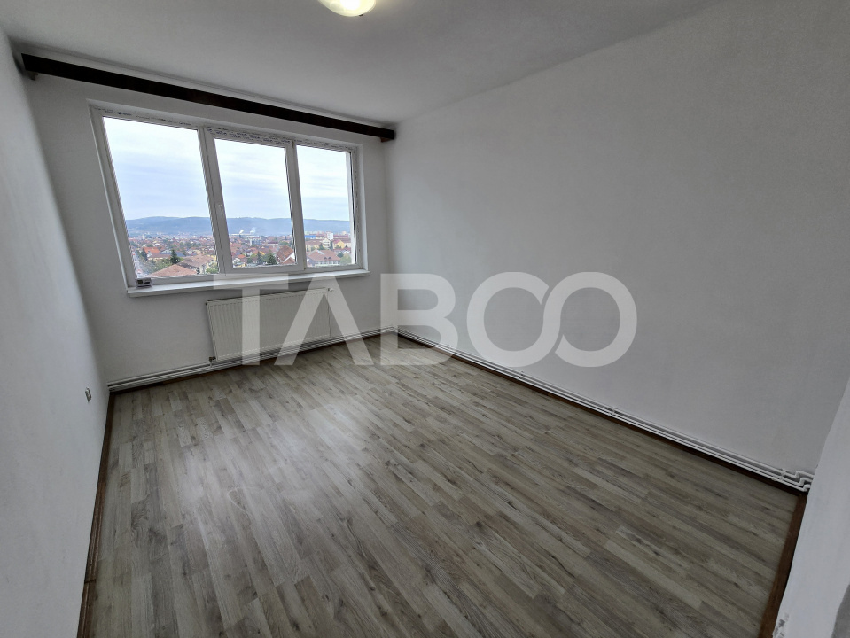 Apartament decomandat de vanzare cu 3 camere balcon zona Mihai Viteazu
