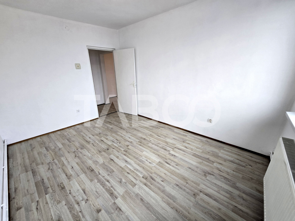Apartament decomandat de vanzare cu 3 camere balcon zona Mihai Viteazu