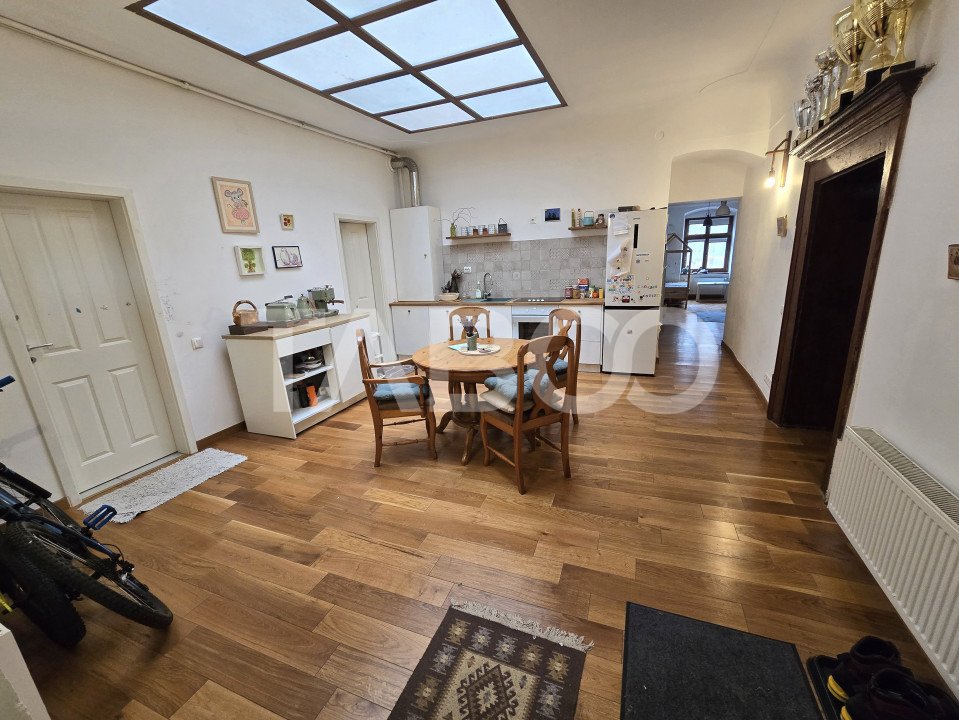 Apartament decomandat de vanzare cu pivnita in Centrul Istoric Sibiu 