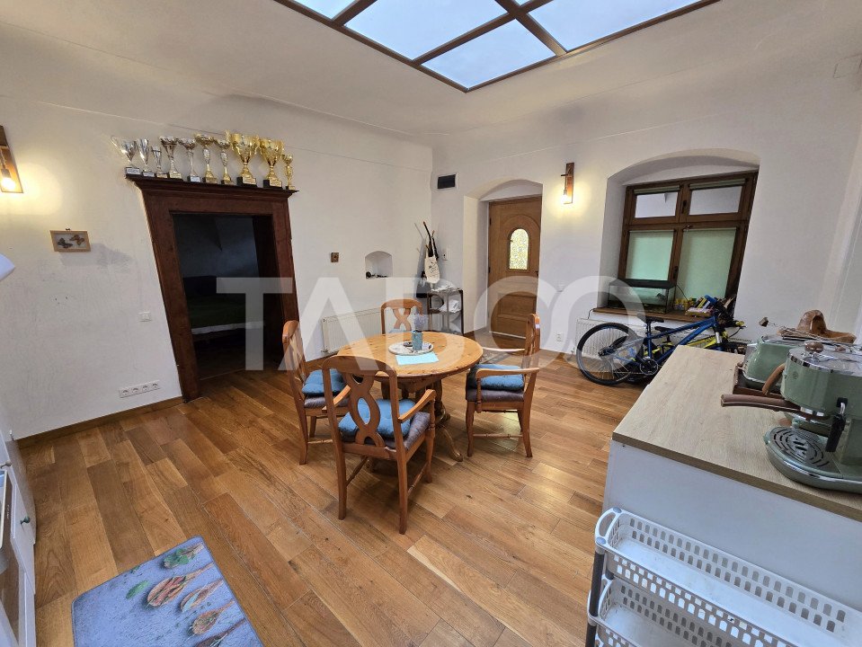 Apartament decomandat de vanzare cu pivnita in Centrul Istoric Sibiu 