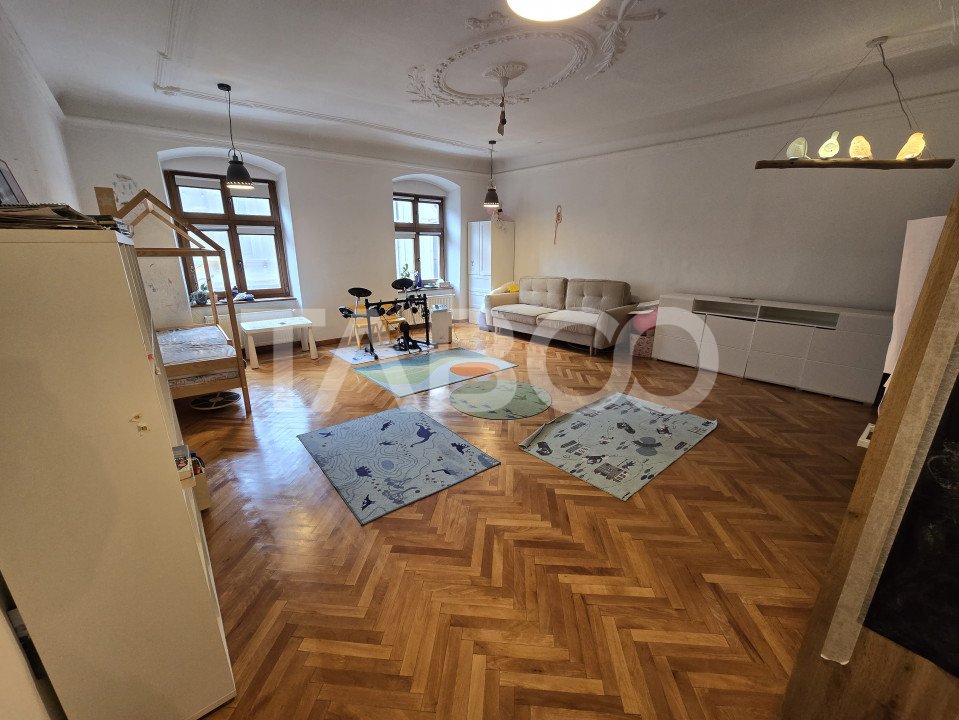 Apartament decomandat de vanzare cu pivnita in Centrul Istoric Sibiu 