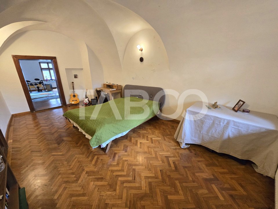 Apartament decomandat de vanzare cu pivnita in Centrul Istoric Sibiu 