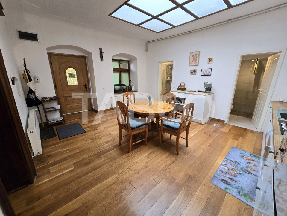 Apartament decomandat de vanzare cu pivnita in Centrul Istoric Sibiu 