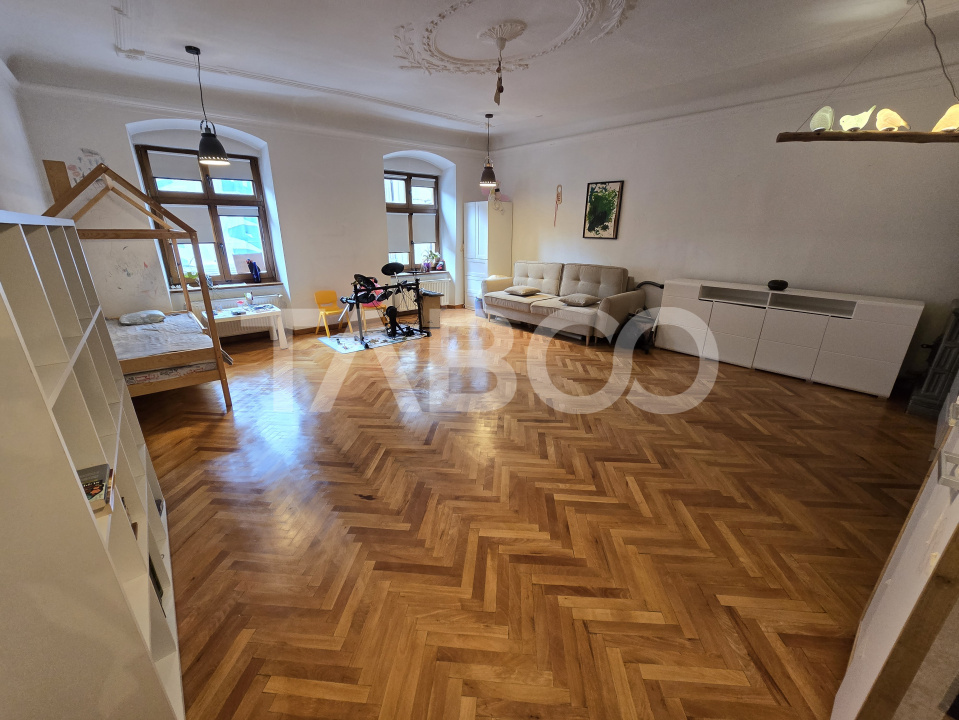 Apartament decomandat de vanzare cu pivnita in Centrul Istoric Sibiu 