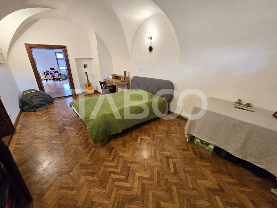 Apartament decomandat de vanzare cu pivnita in Centrul Istoric Sibiu 