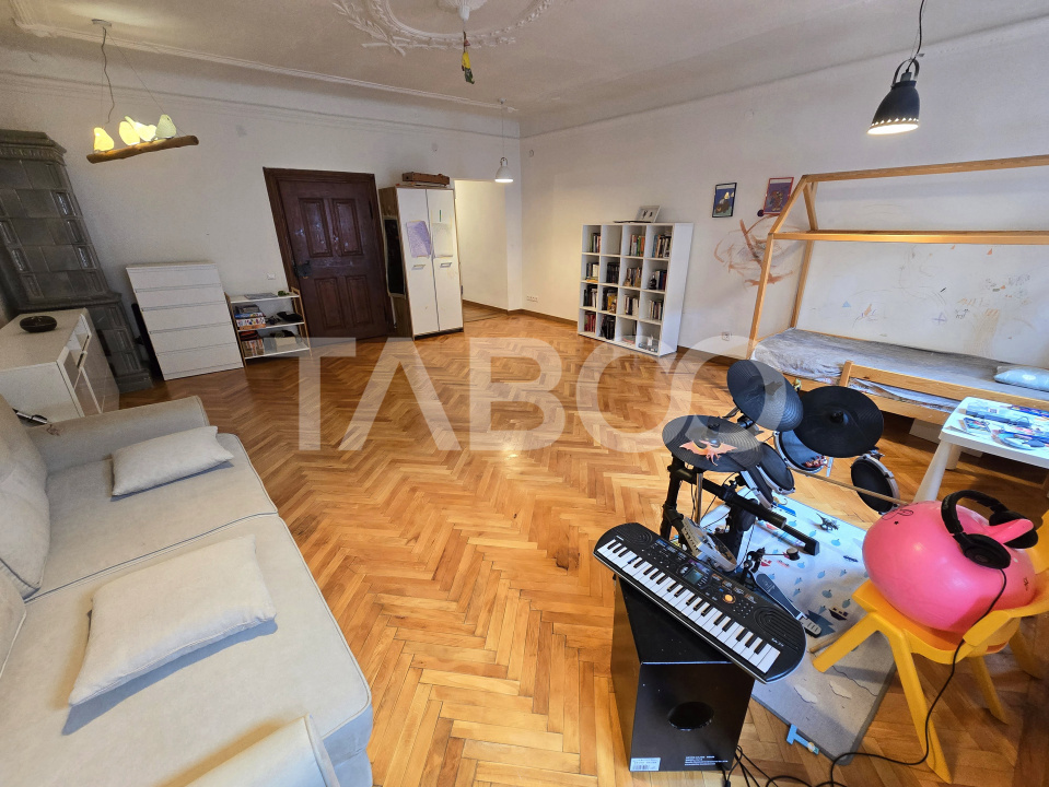 Apartament decomandat de vanzare cu pivnita in Centrul Istoric Sibiu 
