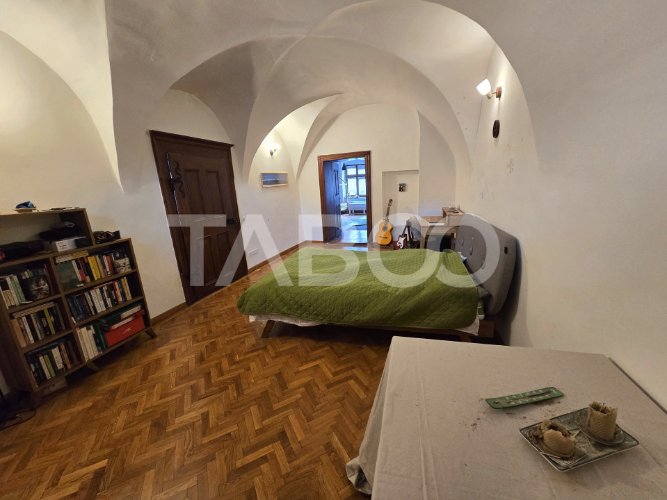 Apartament decomandat de vanzare cu pivnita in Centrul Istoric Sibiu 