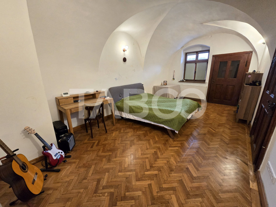 Apartament decomandat de vanzare cu pivnita in Centrul Istoric Sibiu 