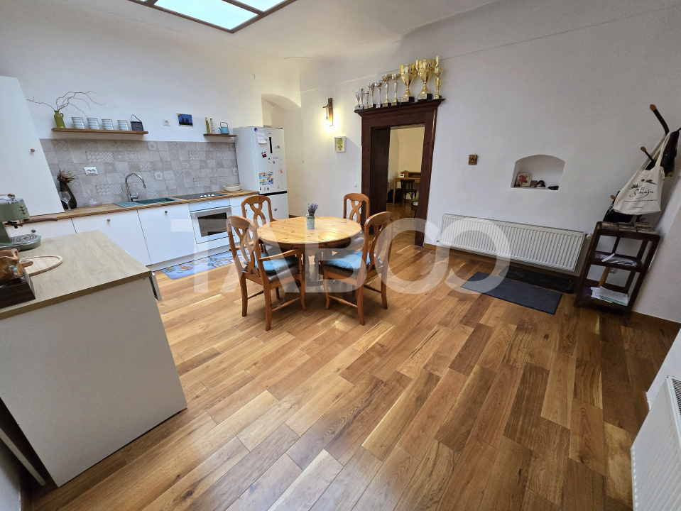 Apartament decomandat de vanzare cu pivnita in Centrul Istoric Sibiu 