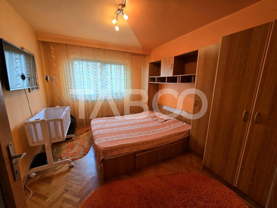 Apartament decomandat de vanzare etaj intermediar lift Vasile Aaron 