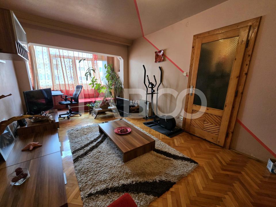 Apartament decomandat de vanzare etaj intermediar lift Vasile Aaron 