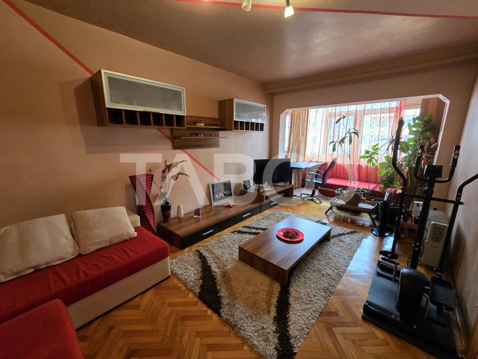 Apartament decomandat de vanzare etaj intermediar lift Vasile Aaron 
