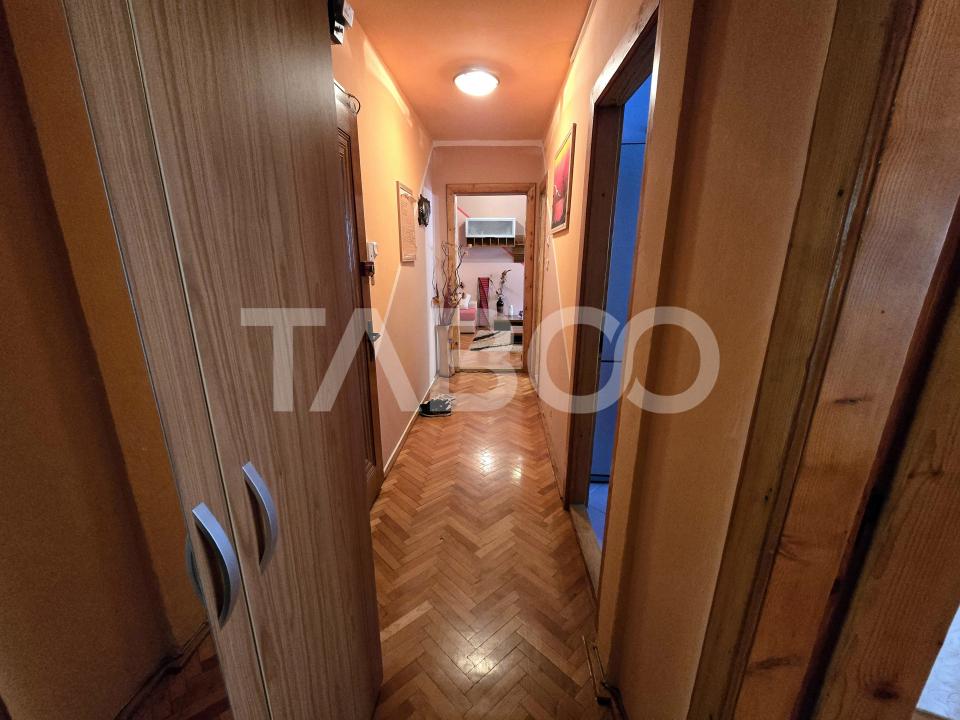 Apartament decomandat de vanzare etaj intermediar lift Vasile Aaron 