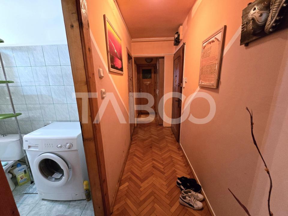 Apartament decomandat de vanzare etaj intermediar lift Vasile Aaron 