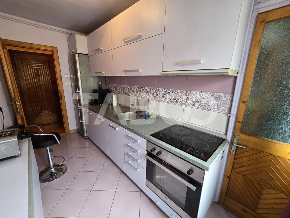 Apartament decomandat de vanzare etaj intermediar lift Vasile Aaron 