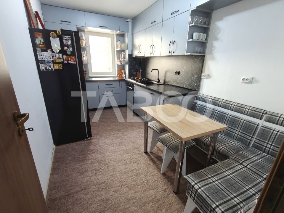 Apartament decomandat in bloc cu lift - 2 camere si bucatarie separata