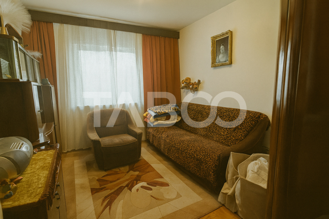 Apartament decomandat Strand 2 camere balcon etaj intermediar 3
