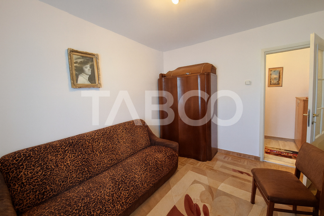 Apartament decomandat Strand 2 camere balcon etaj intermediar 3