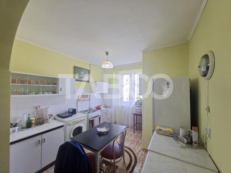 Apartament decomandat vanzare3 camere 66 mpu pivnita Mihai Viteazul