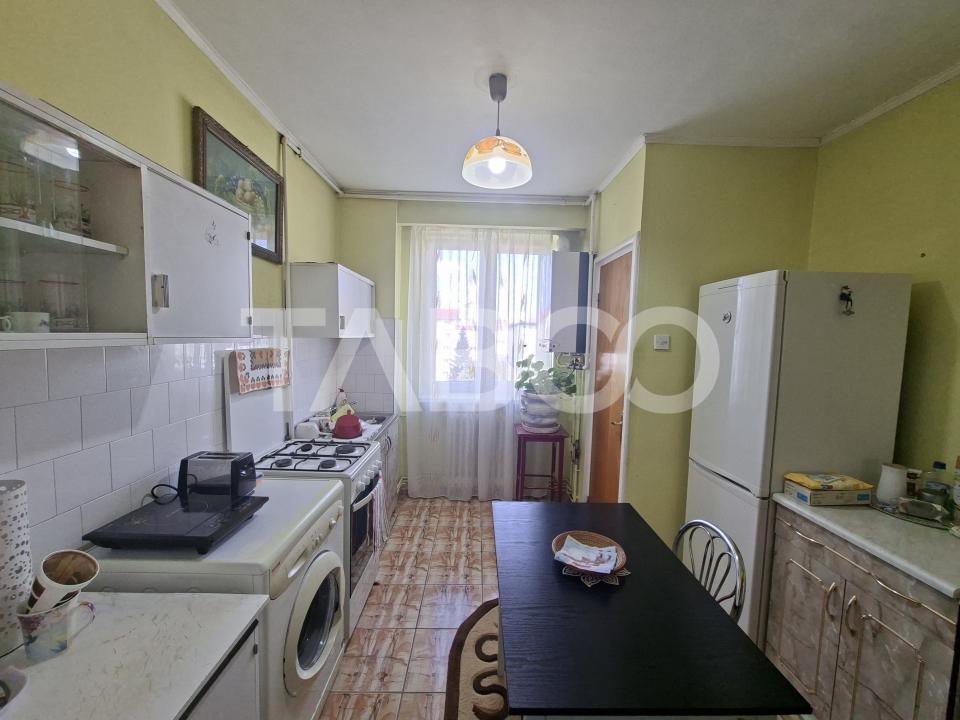 Apartament decomandat vanzare3 camere 66 mpu pivnita Mihai Viteazul