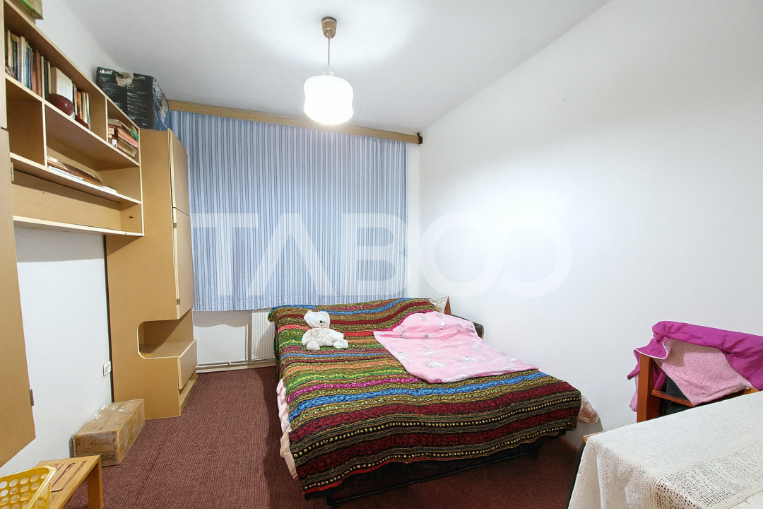 Apartament etaj 1 de vanzare 3 camere 2 bai balcon pivnita Cisnadie