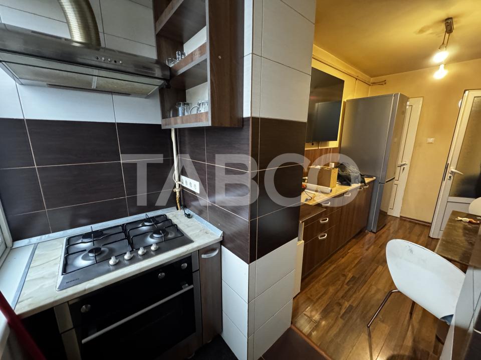 Apartament etaj 3 decomandat cu 3 camere 66 mpu pivnita Mihai Viteazul