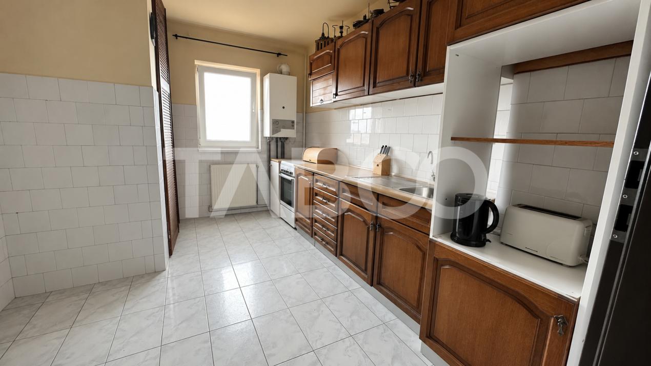 Apartament etaj intermediar 4 camere cu pivnita zona Strand Sibiu