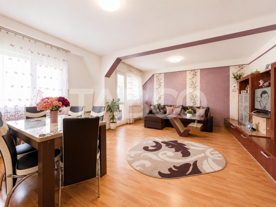 Apartament foarte spatios 3 camere balcon zona Cedonia