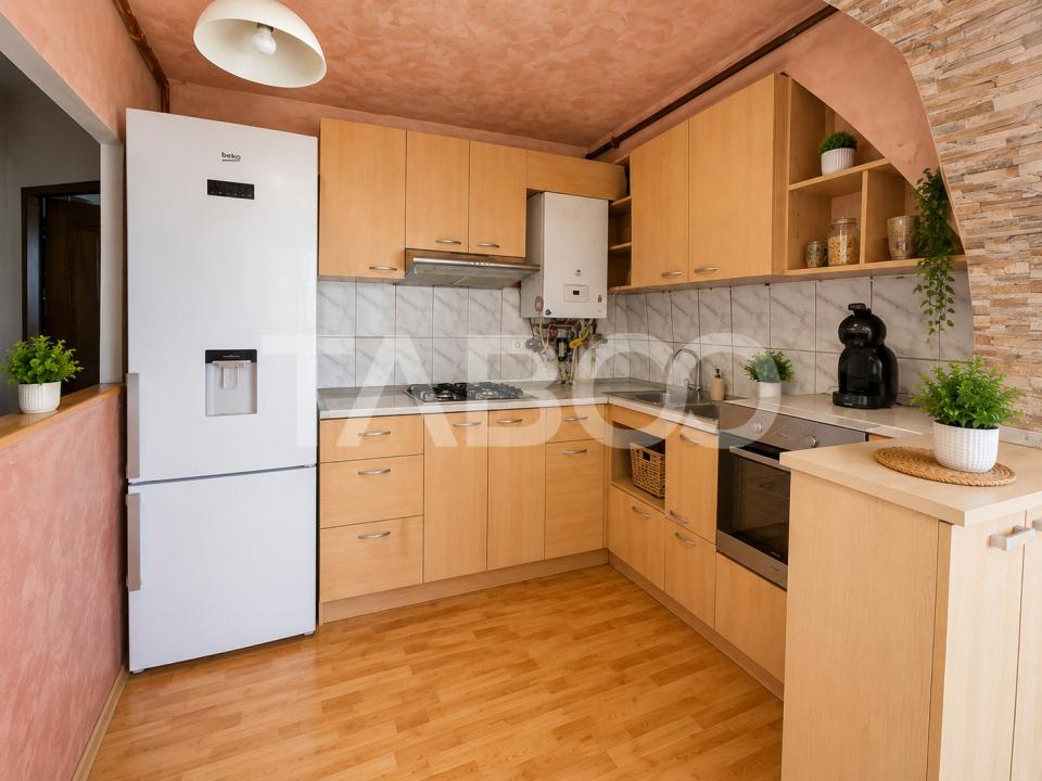 Apartament foarte spatios 3 camere balcon zona Cedonia intabulat