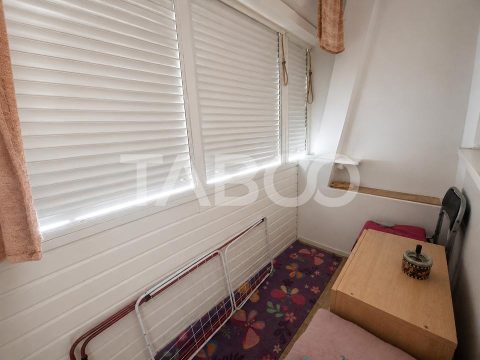 Apartament foarte spatios 3 camere balcon zona Cedonia intabulat