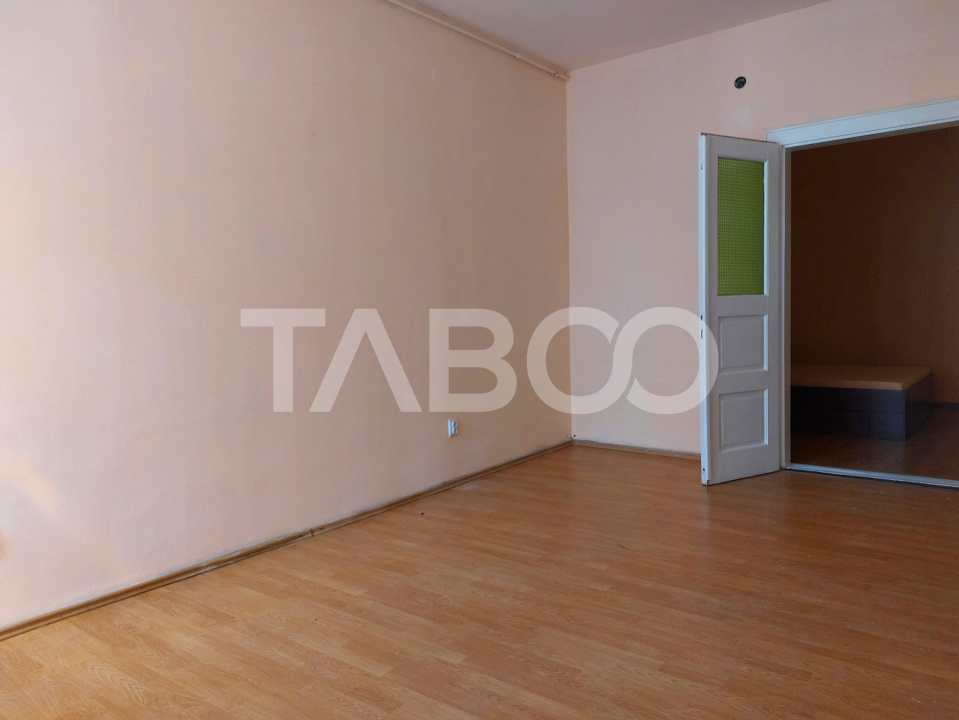 Apartament la casa 2 camere 52 mp si gradina 60 mp Central Cisnadie