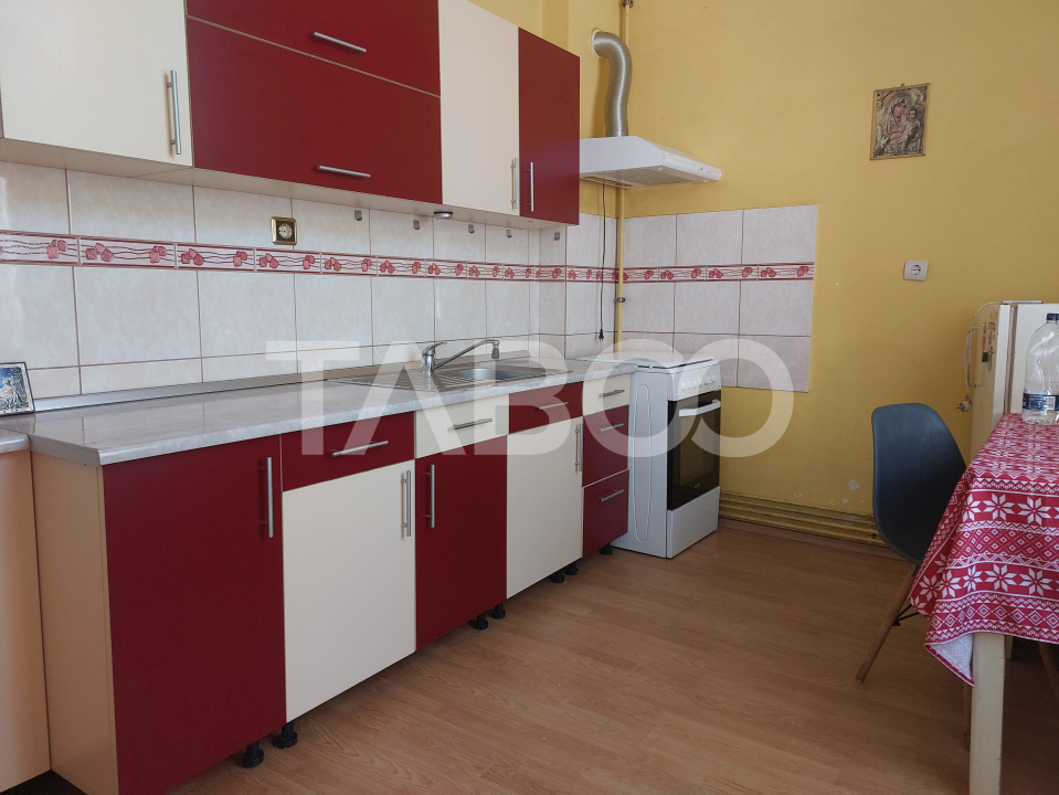 Apartament la casa 52 mp 2 camere terasa pivnita central Cisnadie