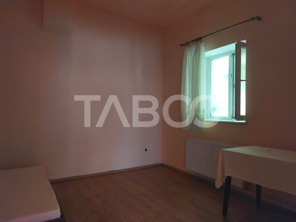 Apartament la casa 52 mp 2 camere terasa pivnita central Cisnadie