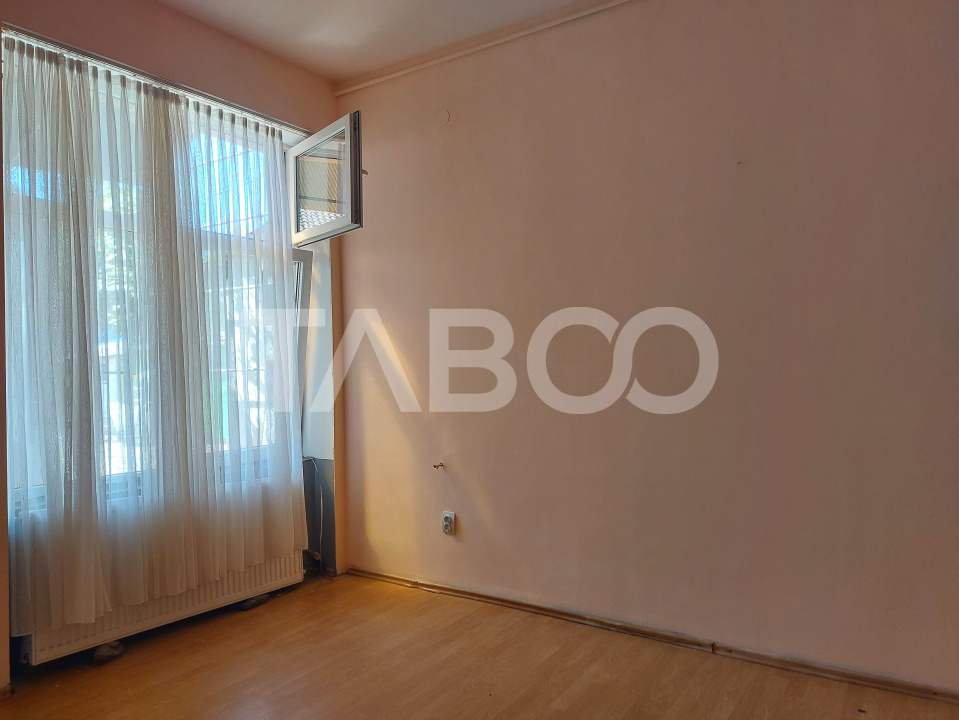 Apartament la casa 52 mp 2 camere terasa pivnita central Cisnadie