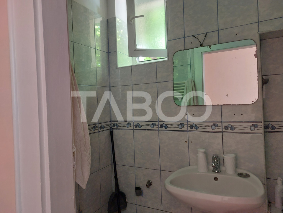 Apartament la casa 52 mp 2 camere terasa pivnita central Cisnadie